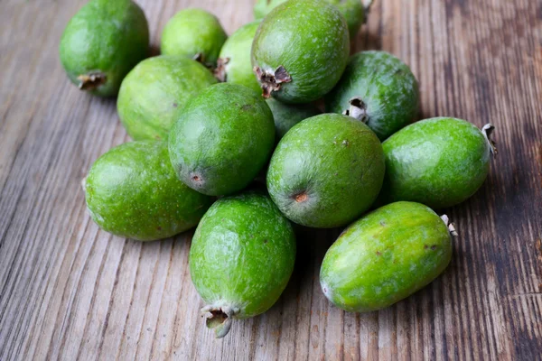 Fruit vert feijoa sur table en bois — Photo