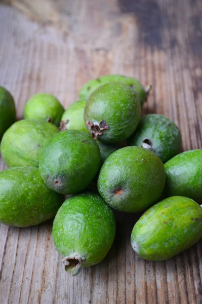 Ahşap masa üzerinde yeşil feijoa meyve — Stok fotoğraf