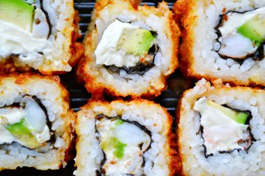 Lezzetli rulo ve suşi karides, salatalık ve philadelphia