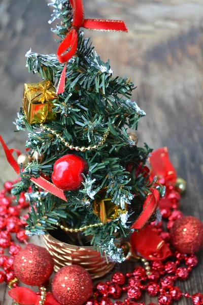 Weinig kerstboom met rode en gouden versieringen — Stockfoto