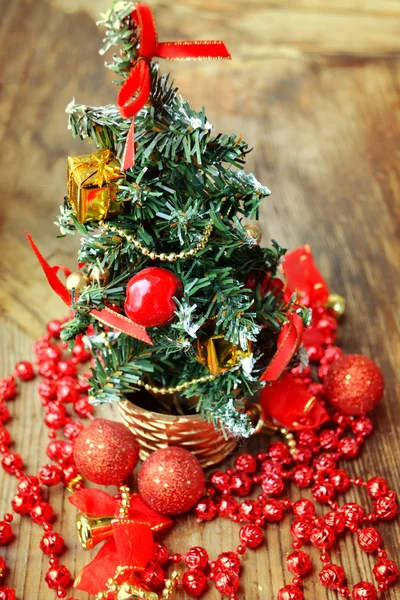 Pequena árvore de Natal com decorações vermelhas e douradas — Fotografia de Stock
