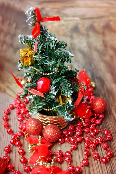 Pequena árvore de Natal com decorações vermelhas e douradas — Fotografia de Stock