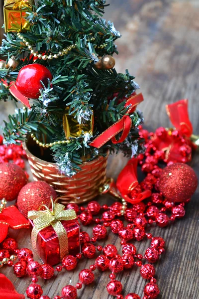 Pequena árvore de Natal com decorações vermelhas e douradas — Fotografia de Stock