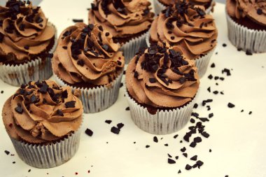 Kahverengi krem ile çikolata cupcakes