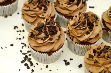 Kahverengi krem ile çikolata cupcakes