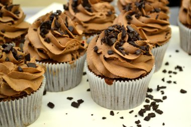Kahverengi krem ile çikolata cupcakes