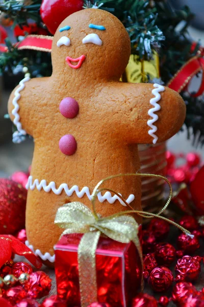 Árvore de Natal e um homem biscoito feito de pão de gengibre — Fotografia de Stock