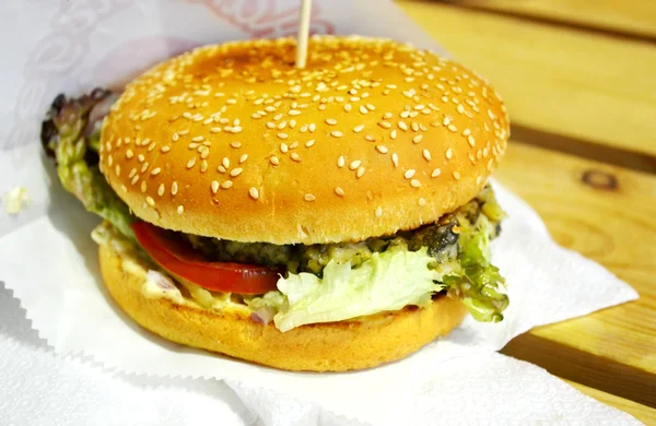 Großer und leckerer Burger — Stockfoto