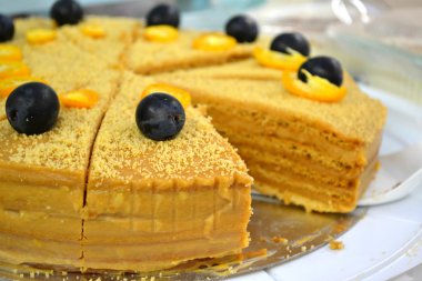 Ev yapımı karamel kek üzüm ile