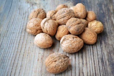 Çok sayıda sağlıklı ceviz kabuklarında