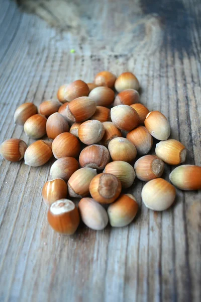 Hasselnötter på träbord — Stockfoto
