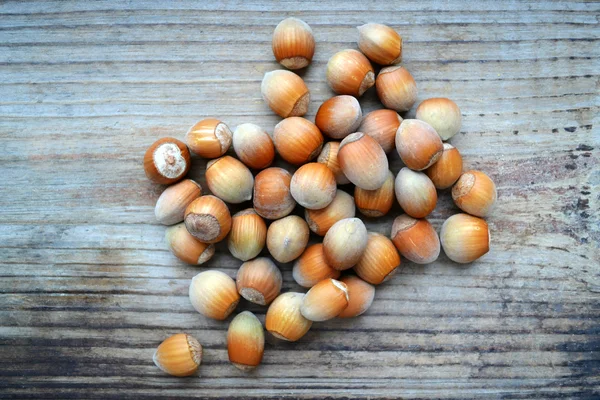 Haselnüsse auf Holztisch — Stockfoto