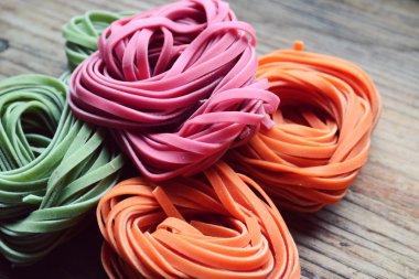 Renkli pişmemiş makarna çeşitleri ahşap tablo