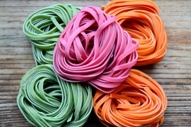 Renkli pişmemiş makarna çeşitleri ahşap tablo