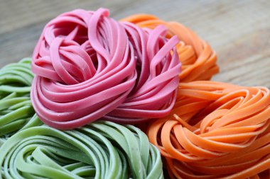 Renkli pişmemiş makarna çeşitleri ahşap tablo