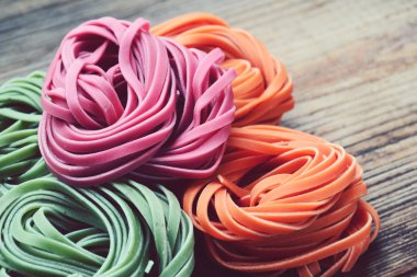 Renkli pişmemiş makarna çeşitleri ahşap tablo