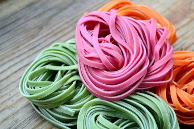 Renkli pişmemiş makarna çeşitleri ahşap tablo