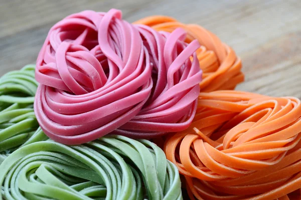 Renkli pişmemiş makarna çeşitleri ahşap tablo