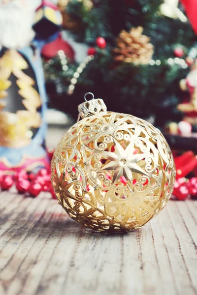 Золотой мяч с другими рождественскими украшениями — стоковое фото