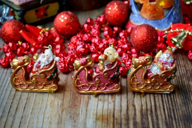 Noel Baba, bir kardan adam ve bir oyuncak ayı kızak ve diğer Xmas süslemeleri