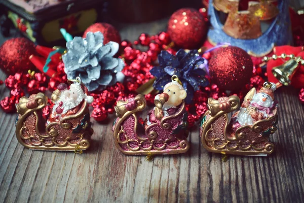 Санта, снеговик и плюшевый мишка в санях и других рождественских украшениях — стоковое фото