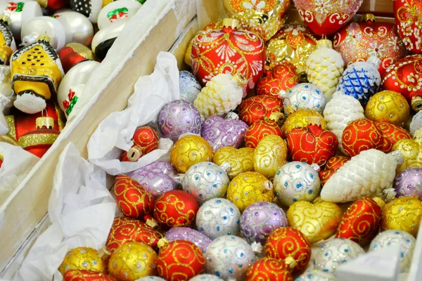 Bolas brilhantes com outras decorações de Natal — Fotografia de Stock