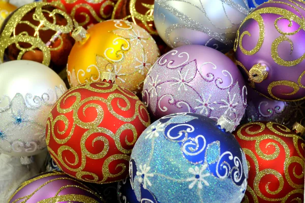 Bolas brillantes con otras decoraciones navideñas Imágenes de stock libres de derechos