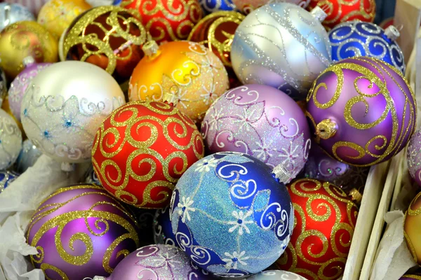 Boules brillantes avec d'autres décorations de Noël Image En Vente