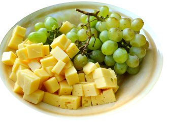 Yeşil üzüm ve sarı peynir ile büyük tabak