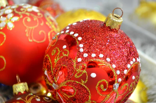 Bola roja brillante con otras decoraciones navideñas — Foto de Stock