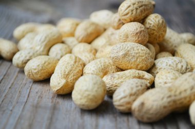 Tahta bir masada kabuklu fıstıklar.