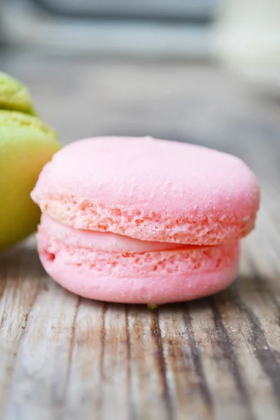 Macaron francese rosa su un tavolo di legno — Foto Stock