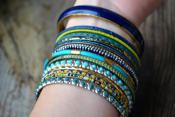 Beaux bracelets en or coûteux sur fond en bois — Photo