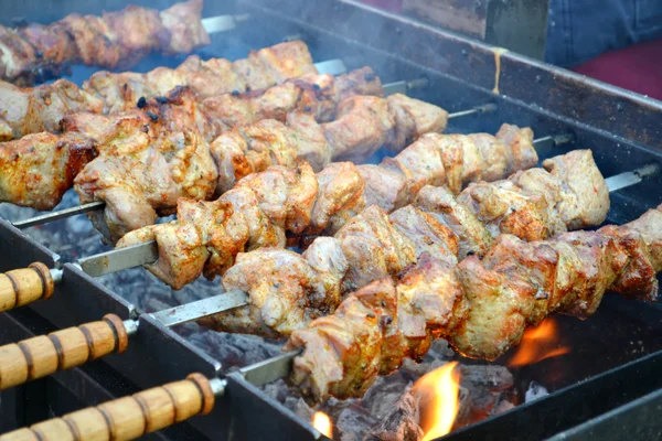 Barbecue shashlik grigliate in fumo — Foto Stock