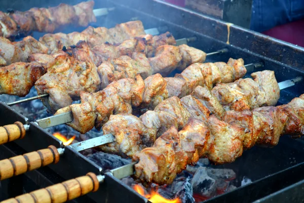 Barbacoa shashlik a la parrilla en humo —  Fotos de Stock