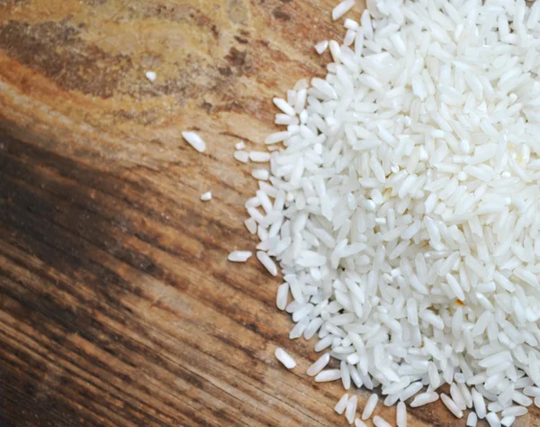 Arroz de grano largo sobre fondo madera — Foto de Stock