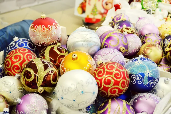 Bolas brilhantes com outras decorações de Natal — Fotografia de Stock