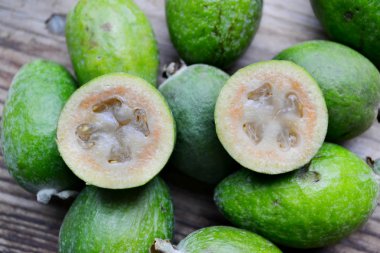 Ahşap masa üzerinde yeşil feijoa meyve