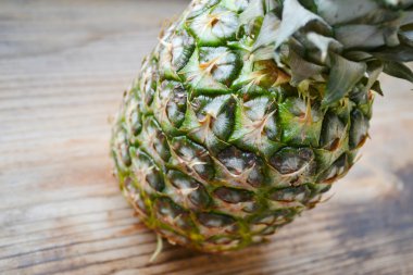 Tahta masada taze ananas.