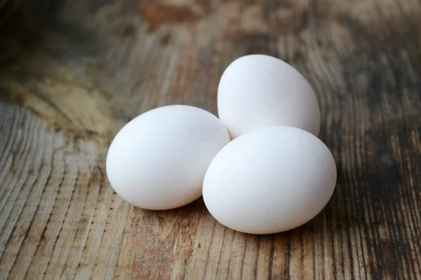 木製のテーブルに 3 つの白い卵 — ストック写真