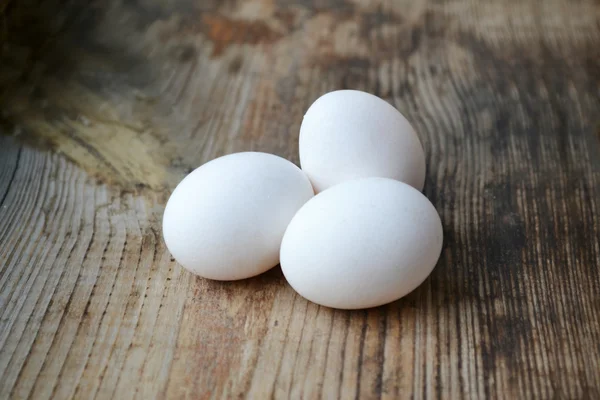 木製のテーブルに 3 つの白い卵 — ストック写真
