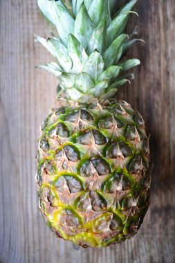 Tahta masada taze ananas.