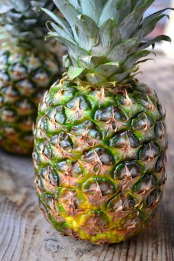 Tahta masada taze ananas.