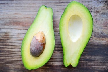 Ahşap masa üzerinde sağlıklı yeşil avokado
