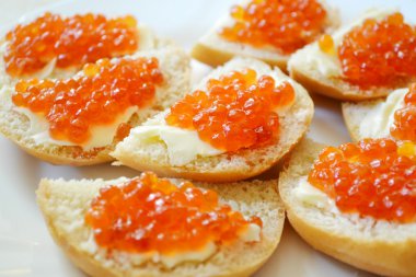 Kırmızı havyarlı kanepeler