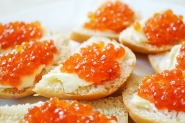 Kırmızı havyarlı kanepeler