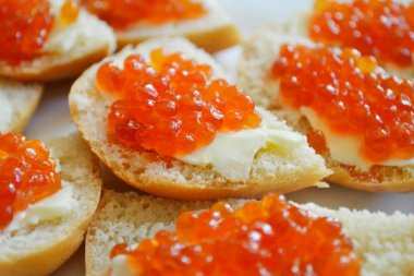 Kırmızı havyarlı kanepeler