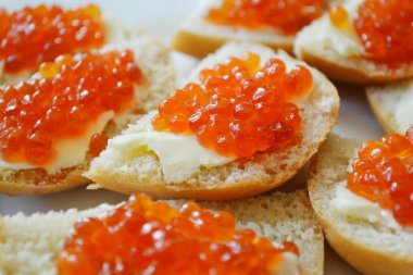 Kırmızı havyarlı kanepeler