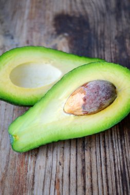 Ahşap masa üzerinde sağlıklı yeşil avokado