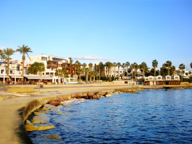 Parlak mavi gökyüzü ve denizin kıyısındaki